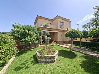 Xalet a Núcleo urbano. Chalet independiente en chiclana de la frontera espacio, luz y c