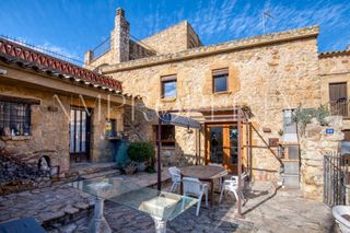 Masia  Carretera de pals a torroella de montgr�. Mas�a en el centro hist�rico de pals