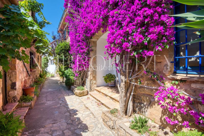Foto 804b9c31-b27b-44f5-9036-a45ba04b7631. Casa aparellada amb xemeneia a Aiguafreda-Sa Tuna Begur