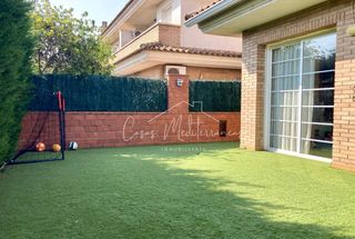Casa aparellada a Regueral - Prat d'en Forés. Casa pareada en zona molí de la torre, cambrils.