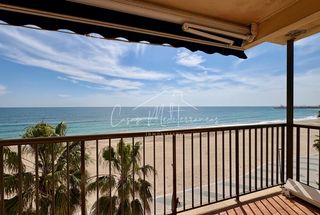 Pis  Carrer de p�rez gald�s. Piso en primera l�nea de mar.