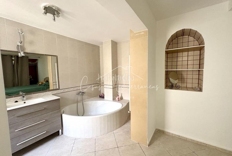 Foto ead73221-2023-4216-8983-2bdd56eb8976. Casa adossada a Centre Miami Platja