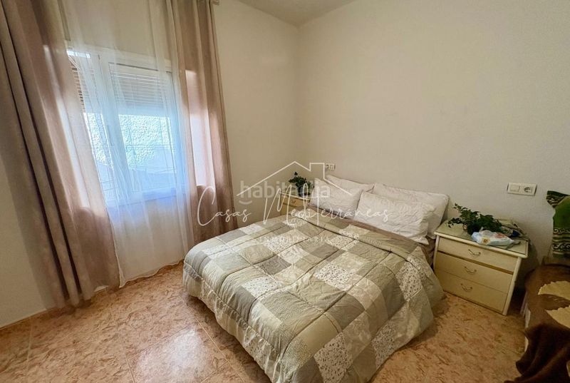 Foto 82874e2a-fec1-4695-8a33-1e70a055bee6. Casa aparellada a Centre Miami Platja