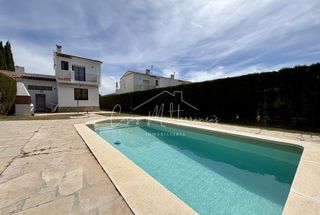 Casa aparellada a Les Tres Cales. Casa pareada con piscina privada y licencia turística.