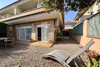 Casa aparellada  Carrer artur martorell. Casa pareada en molí de la torre. cambrils.