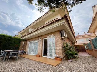 Casa pareada  Carrer artur martorell. Casa pareada en molí de la torre. cambrils.