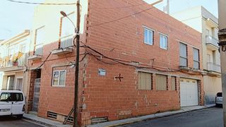 House in Cheste. Casa unifamiliar esquinera de 190m2 para distribuir y terminar a