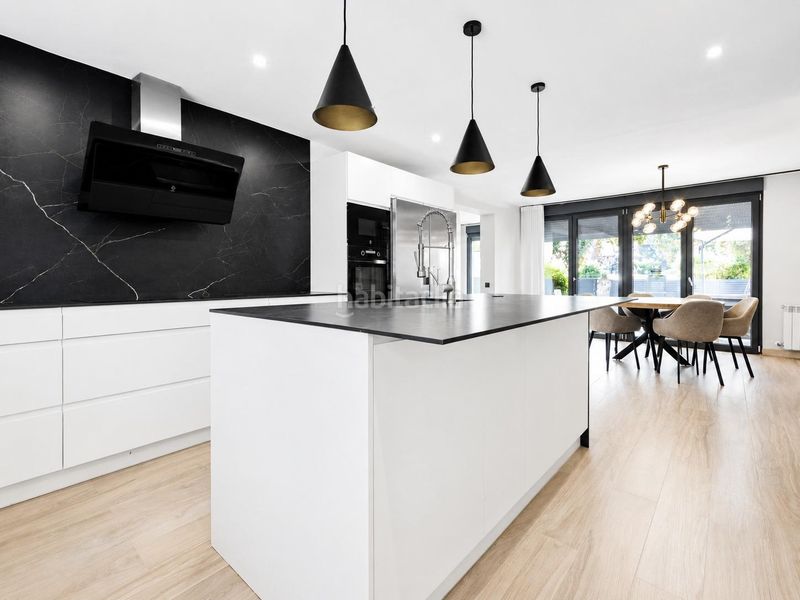 Foto 3ca34c85-eaae-4c13-82dc-7fb3aa59d2b4. Casa adossada amb calefacció aparcament piscina a Galapagar