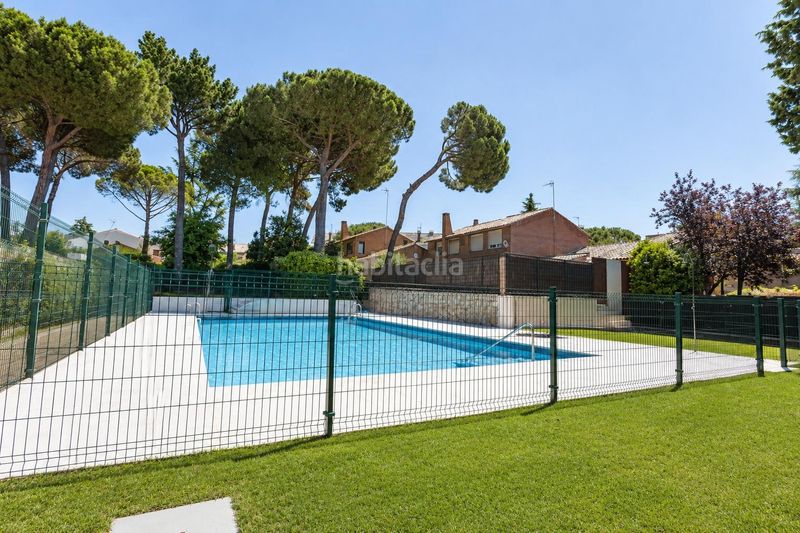 Foto cfae34e1-978e-49d7-9961-4b4a96b63c75. Casa adossada amb calefacció aparcament piscina a Galapagar