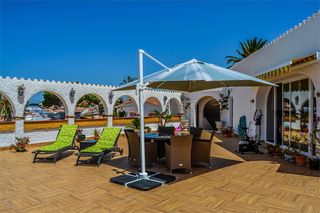 Maison  Calle central. Dos casas en una piscina compartida