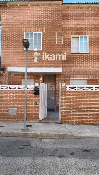 Foto f938d9cf-f969-42e0-84de-2e38e4265c36. Casa a schiera in Chozas de Canales