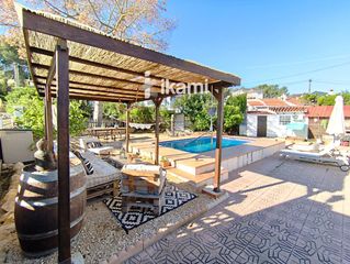 Casa  Flores. Chalet pareado con piscina