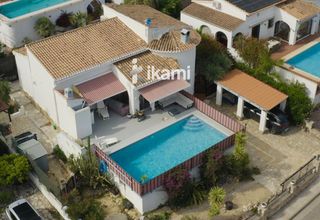 Xalet a Pego. Casa de una planta en monte pego