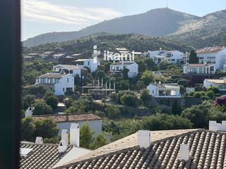Duplex  De les creus. Dúplex con garaje privado en cadaqués, a 5 min de la playa