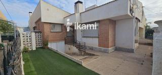 Reihenhaus  Juan de juanes. Permítame presentarle esta joya inmobiliaria que redefine la com