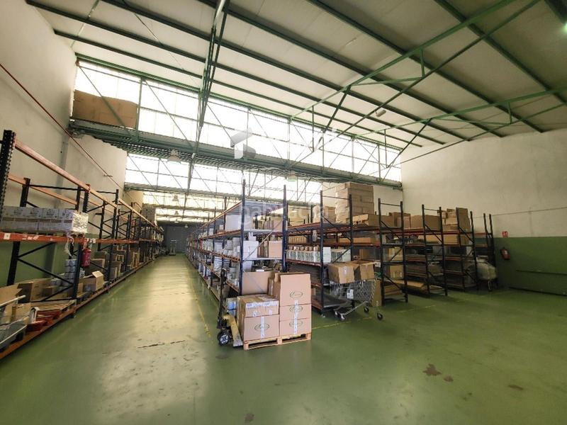 Foto 592e4fc7-98c2-4adc-9843-60108b1144d6. Nave industrial nave almacen oficinas 1071 mts. en zona comercial en Alcorcón