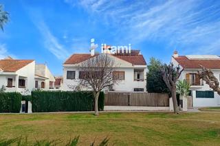 Semi detached house in Escandinavia-Cautivador. Casa adosada familiar en alfaz del sol.