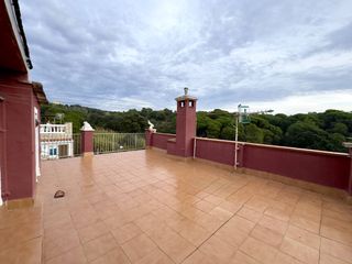 Casa adossada a Mont Ferrant-Joan Carles I. Descubre esta acogedora casa adosada en blanes!