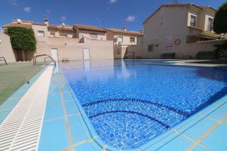 Casa adossada a Santiago de La Ribera. Amplio dúplex 4 dormitorios