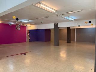 Lloguer Local Comercial a Poble Sec. Local de grans dimensions !