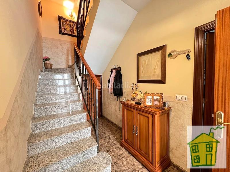 Foto bdf7dbca-760e-481a-95e2-edfe6bd0f768. Casa con camino parcheggio in Andújar