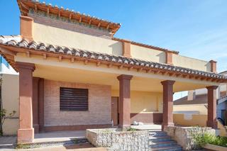 Xalet  Calle carmona 13. Chalet independiente en jaén