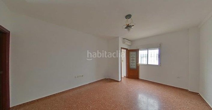 Foto 55d945fb-f609-4fe9-a2c9-48bbe38325d0. Casa adossada amb aparcament a Andújar