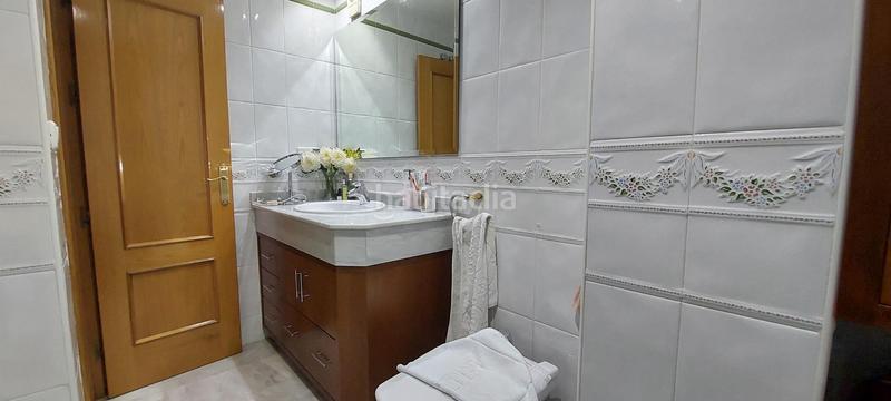 Foto ae0fcd9b-81b7-40b7-bfd4-8e6842b5f56c. Piso  5 dormitorios, 3 baños, garaje y trastero junto a avda del aeropuerto cordoba en Córdoba