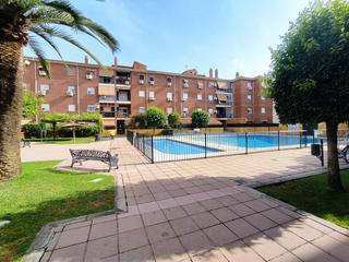 Pis  Avenida alameda. Piso 3 dormitorios, 1 baño y piscina en parque azahara  cordoba