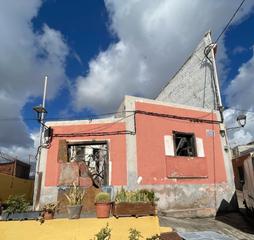 Masia a Domingo afonso ramirez 4. Casa de pueblo ruinosa  a reformar íntegramente.