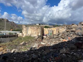 Terreny residencial  Toril. Terreno con casa a reformar íntegramente