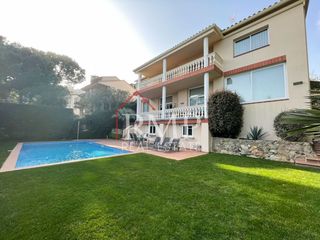 Casa en Girona 8. Casa con 5 habitaciones con piscina y calefacción