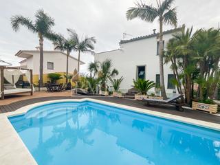 Maison à Josep pla s/n. Chalet moderno con piscina y vistas al mar.