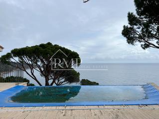 Maison à Del roger s/n. Exclusiva villa en primera línea de mar en punta brava, sant fel