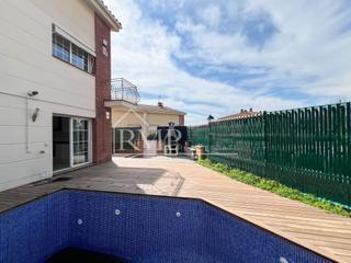 House in Avets. Casa pareada con piscina y vistas al mar en sant vicenç de monta