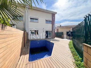 Casa a Avets. Casa pareada con piscina y vistas al mar en sant vicen de monta