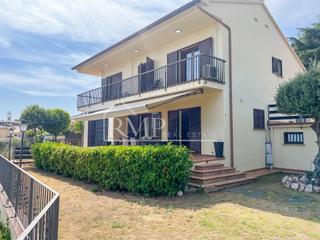 Haus in Premià de Dalt. Casa con jardín y piscina en zona residencial de premià de dalt