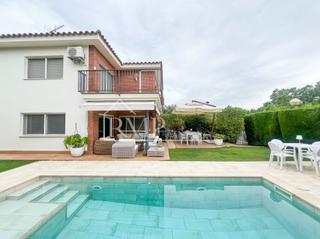 Haus in Jacint verdaguer sn. Casa independiente con jardín, piscina y mucha luz en caldes des