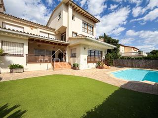 Maison  Marina s/n. Casa con piscina y vistas al mar en llavaneres, junto a la playa