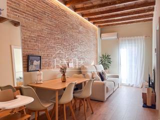 Etagenwohnung  Sants 134. Piso reformado con carácter y elementos originales en el corazón