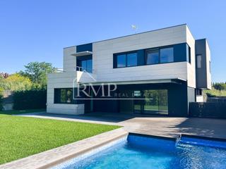 Maison à Del suray 18. Fantástica casa de obra nueva y moderno diseño en la playa