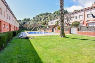 Casa adossada  Sant jaume. Casa adosada con jardín, piscina y buhardilla en calella