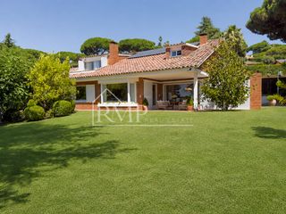 House in Supermaresme 39. Casa con piscina y vistas al mar en supermaresme