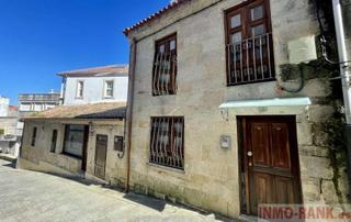 Pis en Baiona. En pleno casco antiguo junto al paseo martimo.
