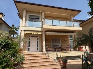 Chalet in Ciutat Jardí - Torreta Verdí. El lujo de vivir en un chalet independiente en el corazón de ciu