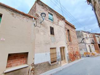 Maison jumelée à Sant antoni 27. Casa de pueblo a reformar en el centro de sentmenat