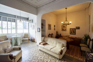 Piso  De ciscar. 90 m de historia viva esperando tu firma en el centro de valenci