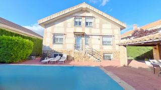 Maison à Cobisa. Cobisa chalet con piscina