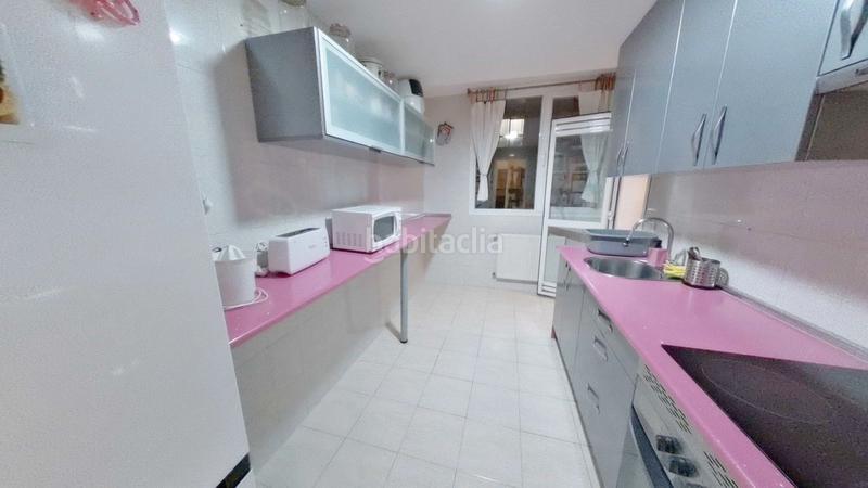 Foto fb0946cc-fe65-4b6b-80dd-2e1081c132d6. Pis amb calefacció aparcament a Los Rosales Madrid