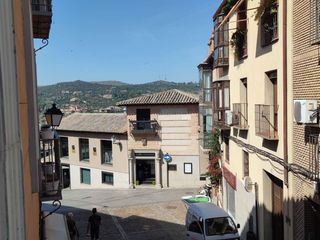 Etagenwohnung  Calle taller del moro. Tu refugio en el corazón de toledo historia, espacio y comodidad